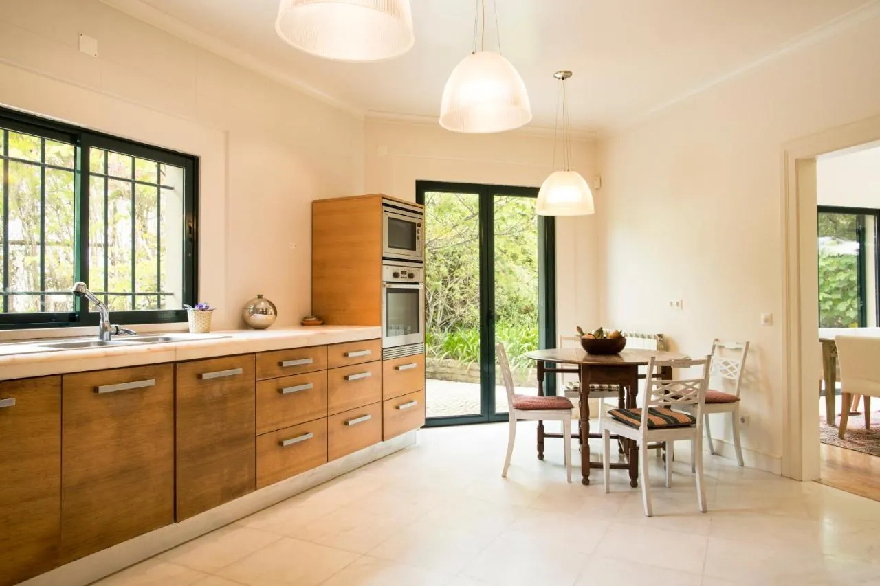 Kitchen with breakfast table and garden doors at Villa Rio Seco
